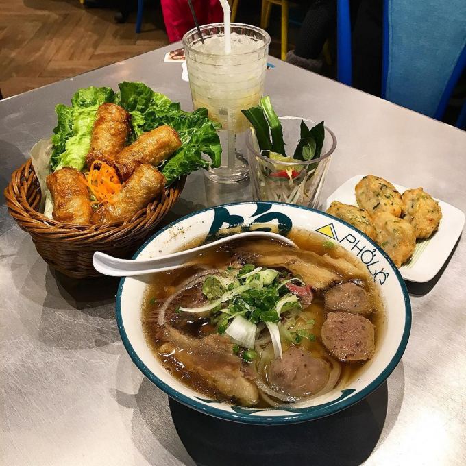 Muốn thưởng thức phở đậm vị miền Nam, bạn có thể ghé quán phở Lệ. Ảnh: _twobrokefoodies iamfoodaholic.