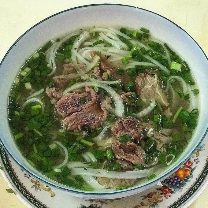 Dù nằm trong hẻm nhỏ, nhiều người vẫn tìm đến đây để thưởng thức vị phở nổi tiếng. Ảnh: Hoan.nguyen.mildseven, Doiratngon.