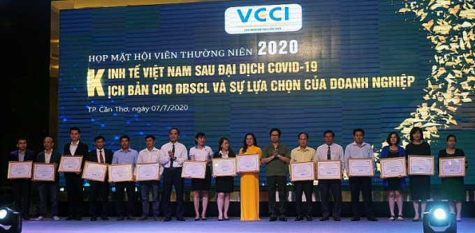 VCCI Cần Thơ trao giấy chứng nhận hội viên cho doanh nghiệp.