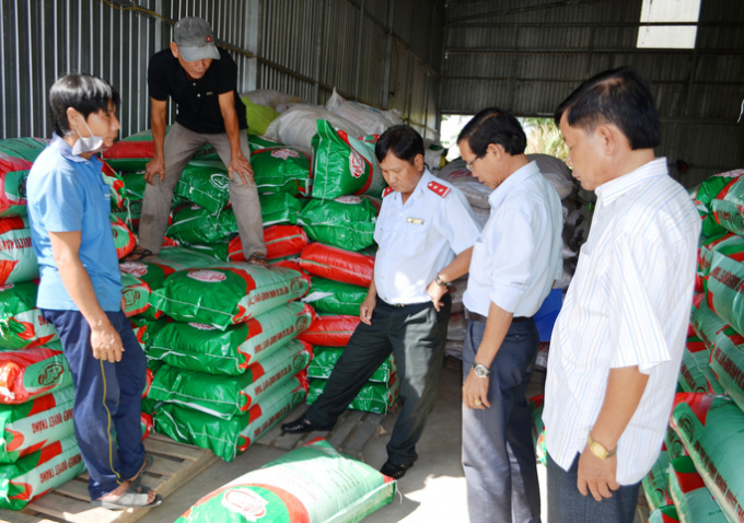 Đoàn kiểm tra liên ngành của tỉnh Bạc Liêu đang kiểm tra một bao lúa nhái thương hiệu ST-24.
