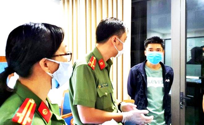 Lực lượng công an Đà Nẵng kiểm tra hành chính các khu vực có người nước ngoài lưu trú. (Ảnh: Công an cung cấp).