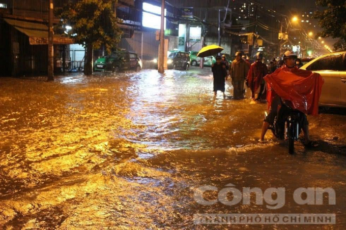 Đường Tô Vĩnh Diện bị ngập sau cơn mưa lớn.