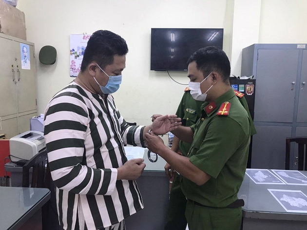 Công an thi hành lệnh bắt bị can để tạm giam đối với Ngô Minh Danh.