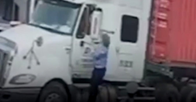 Nữ nhân viên gác chắn tên N. “xử lý” lái xe container vì dừng xe trong phạm vi đường ngang khi tàu sắp đến. (Ảnh cắt từ clip)