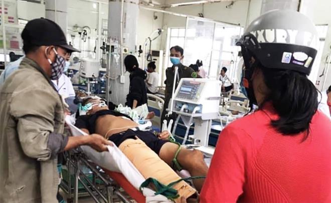 Gia đình anh Tâm phải đi vay nóng để trang trải viện phí cho anh.