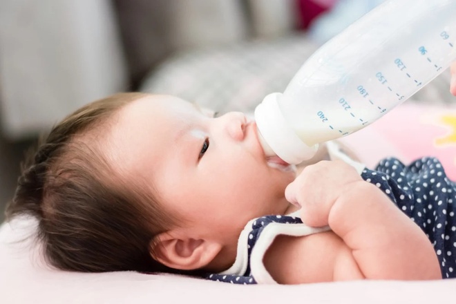 Hong Kong phát hiện nhiều loại sữa bột cho trẻ em chứa chất gây ung thư. Ảnh: SCMP.