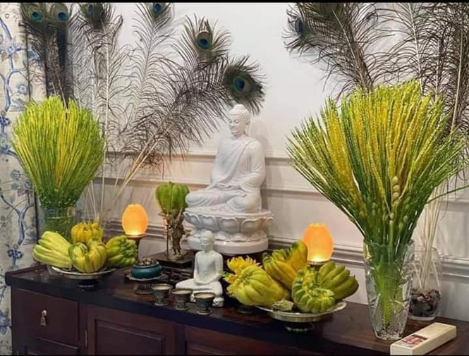 Hoa cau nguyên bẹ được đặt trên bàn thờ thắp hương tại nhiều gia đình tại thành thị.