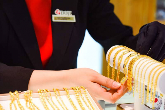Trong phiên giao dịch đầu tuần, vàng tìm hướng đi mới sau khi sụt giảm vào tuần trước.