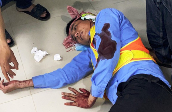 Nhân viên bảo vệ Lê Nguyên Phương bị đánh gục. Ảnh: CTV
