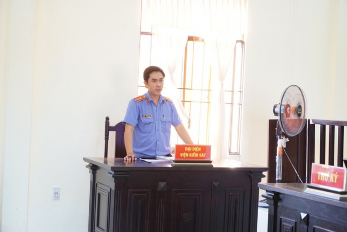 Đại diện VKSND huyện Phụng Hiệp vẫn giữ quan điểm truy tố Huỳnh Hữu Nhơn tội cướp tài sản. Ảnh: HD