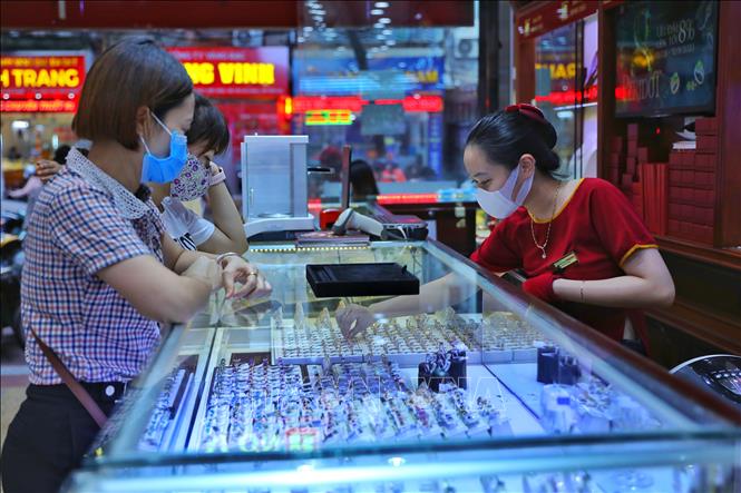 Giao dịch vàng tại Công ty Vàng bạc Đá quý Bảo Tín- Minh Châu. Ảnh: Danh Lam/TTXVN