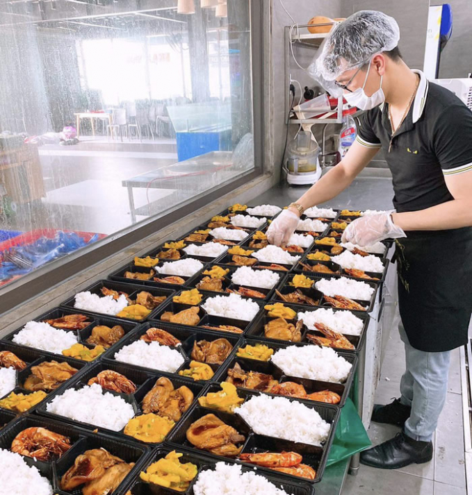 Bếp ăn luôn đảm bảo đúng quy trình để những phần cơm đến tay đội ngũ y bác sĩ, bệnh nhân, người dân luôn được đảm bảo vệ sinh an toàn thực phẩm.