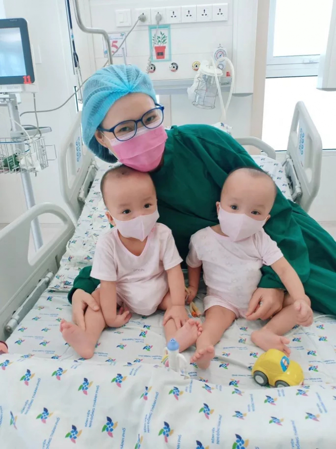 Chị Trần Thị Hồng Thúy (mẹ Trúc Nhi - Diệu Nhi) với niềm hạnh phúc vô bờ,