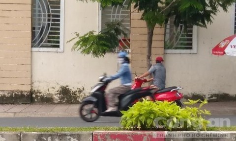 Đối tượng Việt (xe màu đỏ) bị Cảnh sát đặc nhiệm mật phục, theo dõi