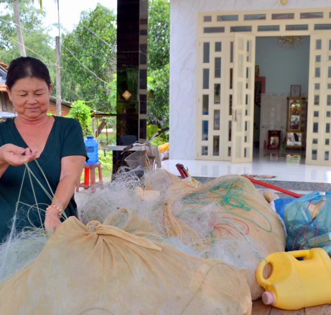 Với 10 ao nuôi, bà Huỳnh Thị Hen đã có thể cất nhà khang trang, trở thành điển hình kinh tế với thu nhập cả tỷ đồng mỗi vụ thu hoạch ba ba. Ảnh: Trần Trung.