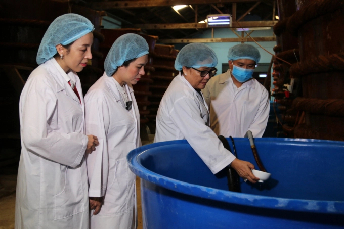 Huyện đảo Phú Quốc hiện có khoảng 80 doanh nghiệp, nhà thùng sản xuất nước mắm, hàng năm cung cấp ra thị trường trên 30 triệu lít. Ảnh: Ngọc Trinh.