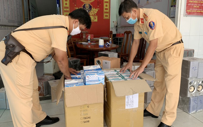 Lực lượng chức năng đang kiểm tra số hàng
