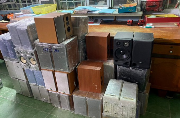 Tang vật gồm: 5.000 chiếc khẩu trang y tế và nhiều hàng hóa khác không có hóa đơn chúng từ.