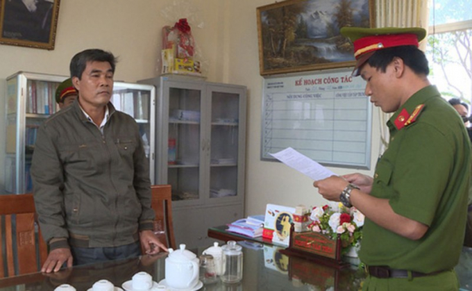 Cơ quan CSĐT Công an tỉnh Phú Yên công bố lệnh bắt tạm giam đối với ông Nguyễn Văn Tiên. Ảnh: AN NGUYÊN