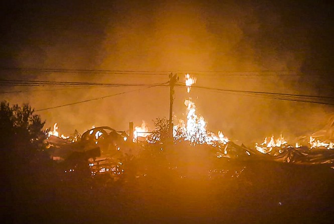 Khoảng 21h30 tối 4/9, xưởng chứa hàng thành phẩm đồ gỗ xuất khẩu của của Xí nghiệp Thắng Lợi ở xã Phước Thành (huyện Tuy Phước, Bình Định) rộng hơn 28.000m2 bất ngờ bốc cháy.