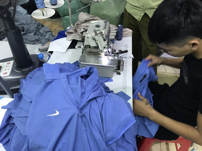 May do Gucci, Lacoste, Adidas, Nike gia anh 1May gia công hàng hóa giả mạo nhãn hiệu tại hiện trường. Ảnh: Tổng cục QLTT.