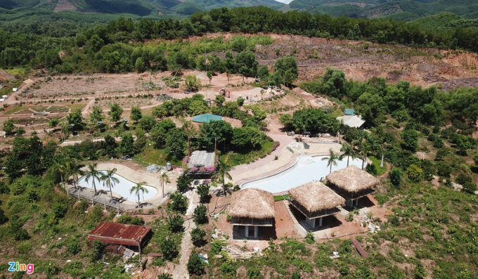 Một chủ rừng ở Hà Tĩnh tự ý đưa máy móc vào san đồi, xây nhà cửa, bể bơi... để làm trang trại kết hợp trải nghiệm, nghỉ dưỡng farmstay. Ảnh: Phạm Trường.