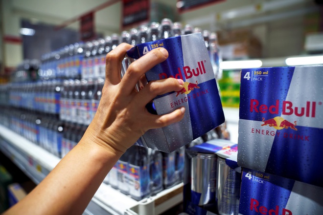 Từng là niềm tự hào của người Thái Lan, nước tăng lực Red Bull nay lại bị tẩy chay. Ảnh: Reuters.