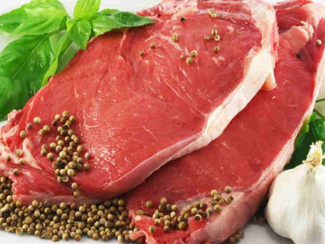 Thịt đỏ và thịt qua chế biến: Những thực phẩm này có thể chứa hóa chất và chất bảo quản gồm natri nitrat, có nguy cơ gây ung thư.