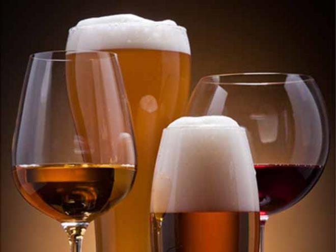 Rượu: Uống quá nhiều rượu sẽ làm tăng nguy cơ ung thư miệng, ung thư thực quản, ruột kết, trực tràng và ung thư vú…