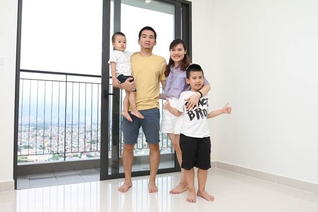 Gia đình anh Nguyễn Văn Việt, một cán bộ nhân viên của FPT Software tại căn hộ mới.