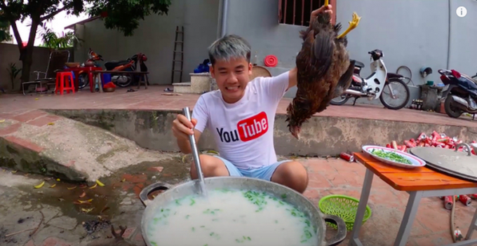 Hình ảnh Hưng đưa cả gon gà vào nồi cháo trong video của mình. Ảnh cắt từ clip.