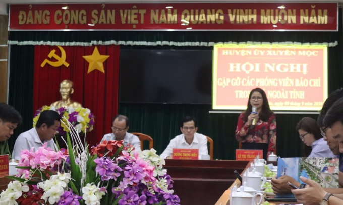 Bà Lê Thị Trang Đài, Chủ tịch UBND huyện Xuyên Mộc phát biểu tại hội nghị. Ảnh: TK
