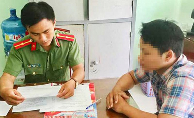 Ông Trần Minh D. làm việc với công an. Ảnh: CACC