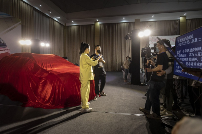 Viya livestream bán xe hơi trong một sự kiện diễn ra vào ngày 30/4. Ảnh: Bloomberg.