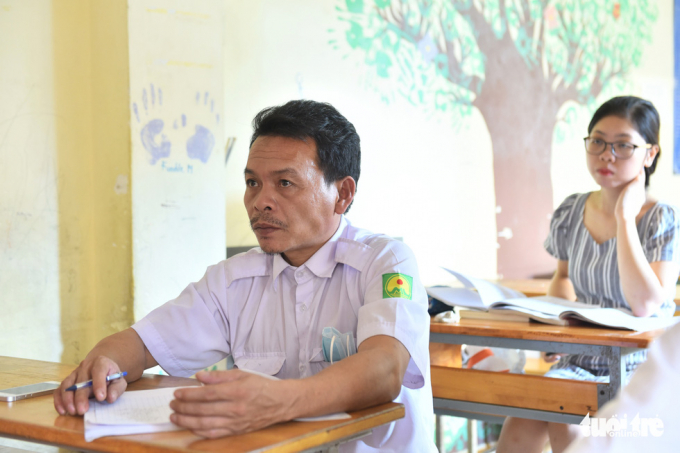 Anh Nguyễn Sơn Hữu (44 tuổi) làm nghề tài xế, trong một lần chở thầy Thích Nhuận Tâm đi công chuyện thì biết đến lớp học nên cũng đã đăng ký tham gia học bổ sung thêm kiến thức ngoại ngữ cho mình - Ảnh: DUYÊN PHAN