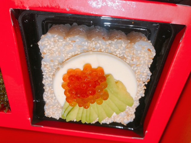 Cận cảnh một chiếc bánh trung thu sushi độc đáo của mùa trăng rằm năm nay.
