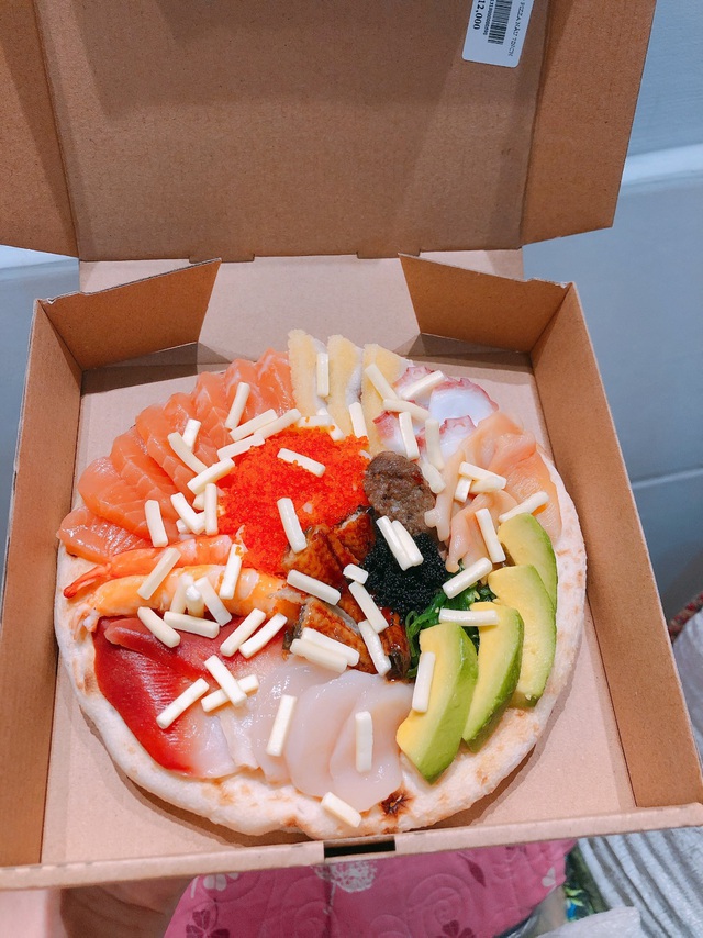 Sản phẩm bánh pizza tươi nhân sushi mới được chị Như cho ra mắt.
