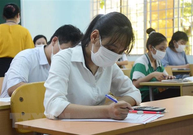 Các thí sinh tham dự Kỳ thi Tốt nghiệp Trung học phổ thông năm 2020 đợt 2 tại điểm thi trường Chuyên THPT Lê Quý Đôn (Đà Nẵng). (Ảnh: Văn Dũng/TTXVN)