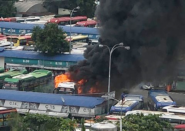 Khói đen bốc cao từ xe khách bị cháyThông tin ban đầu, vào khoảng 12h cùng ngày, xe khách chạy tuyến TPHCM-Gia Lai đang đậu trong Bến xe Miền Đông thì bất ngờ bốc cháy dữ đội.