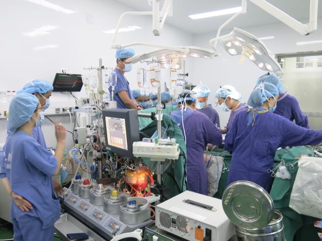 Một ca phẫu thuật ghép tim cho bệnh nhân tại Bệnh viện Hữu nghị Việt Đức.