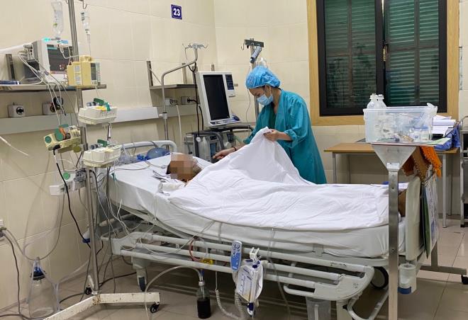 Bệnh nhân T. đang được chăm sóc tích cực tại Trung tâm Tim mạch và lồng ngực, Bệnh viện Hữu nghị Việt Đức sau khi được ghép tim.