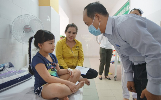 Lãnh đạo quận 2 thăm hỏi tình hình sức khỏe của học sinh đang được điều trị tại Bệnh viện quận 2. (Ảnh: TT báo chí TP.HCM).