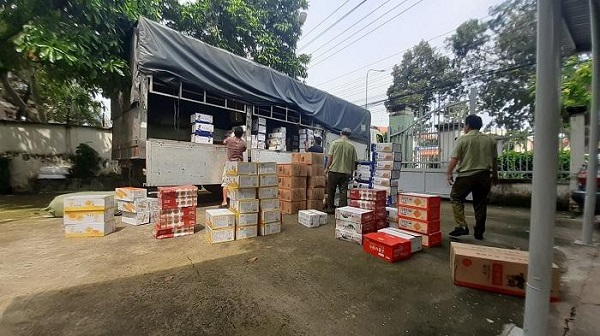 Lực lượng chức năng kiểm đếm hàng hóa vi phạm