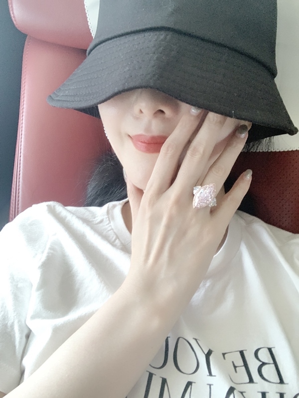 Bức ảnh Phạm Băng Băng đeo nhẫn kim cương được fan đăng tải nhân ngày sinh nhật.