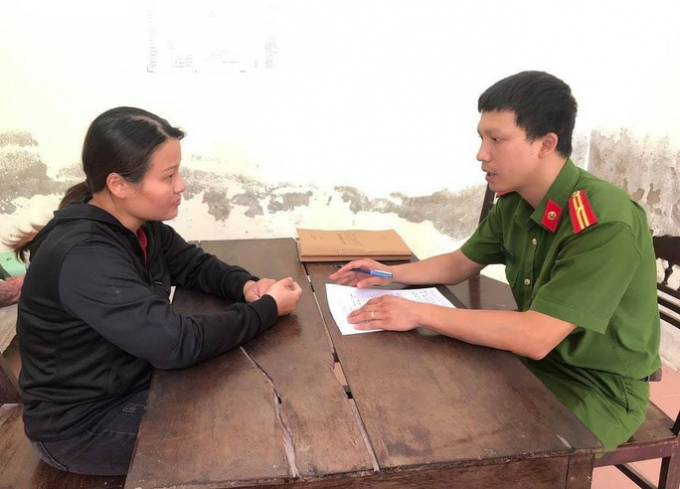Cán bộ công an đang làm việc với Uông Thị Trang - Ảnh: CA cung cấp