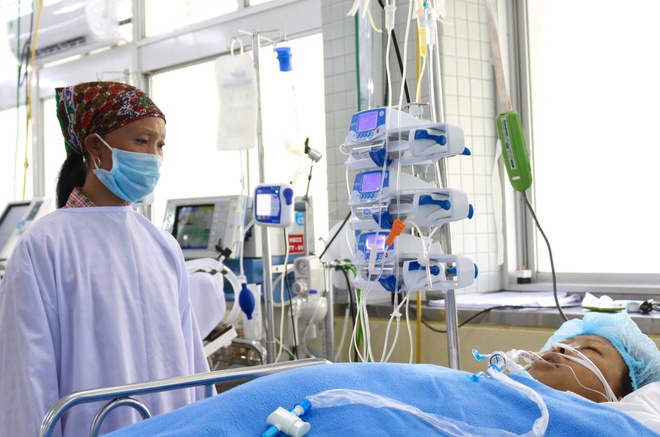 Bệnh nhân đang được chăm sóc tại khoa Hồi sức cấp cứu, Bệnh viện Chợ Rẫy. Ảnh: Nguyên Hạnh.