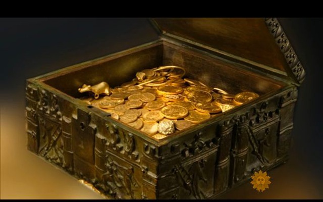 Chiếc rương bằng đồng nặng khoảng 20kg chứa đầy tiền vàng. Ảnh: Getty