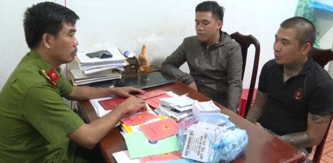 Hai đối tượng là 2 anh em ruột là Nhất và Đoàn tại Cơ quan CSĐT Công an TP Buôn Ma Thuột.