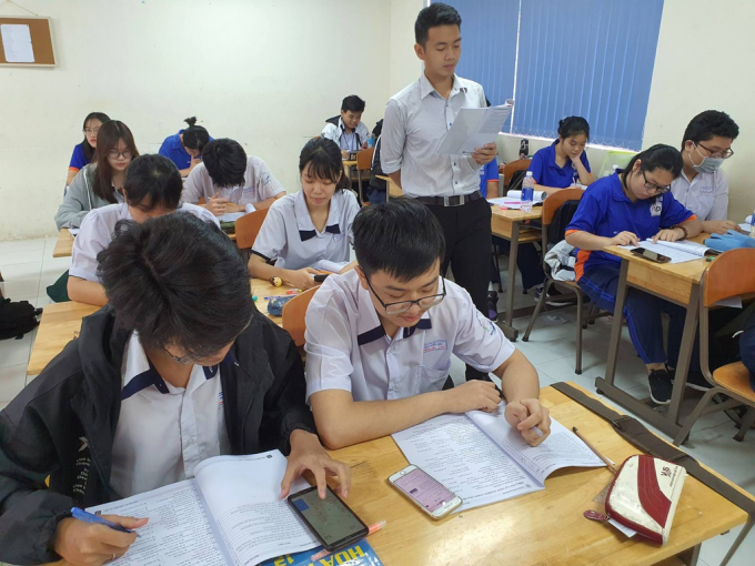 Sự quản lý của giáo viên rất quan trọng khi học sinh được sử dụng điện thoại trong lớp vì mục đích học tập. Ảnh: H.T.P.