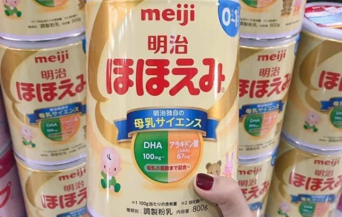 Mặc dù không được kiểm nghiệm chất lượng, các loại sữa xách tay này lại được khá nhiều người tiêu dùng tìm mua.Ảnh: Thuý Kiều.